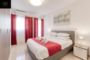 سرير أو أسرّة في غرفة في Stunning 3BR w/Country View Apartment in M'Scalak by 360 Estates