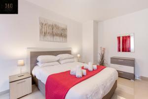 سرير أو أسرّة في غرفة في Stunning 3BR w/Country View Apartment in M'Scalak by 360 Estates
