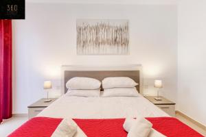 سرير أو أسرّة في غرفة في Stunning 3BR w/Country View Apartment in M'Scalak by 360 Estates