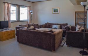 ein Wohnzimmer mit 2 Sofas und einem TV in der Unterkunft Hovden Alpin Apartments in Hovden
