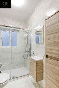uma casa de banho com um chuveiro, um WC e um lavatório. em Stunning 3BR w/Country View Apartment in M'Scalak by 360 Estates em Marsaskala