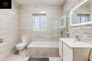 Koupelna v ubytování Stunning 3BR w/Country View Apartment in M'Scalak by 360 Estates + 32 fotografií