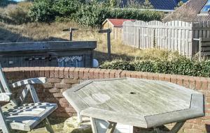 a picnic table and two chairs and a brick wall at Pimpernel2 in Bergen aan Zee