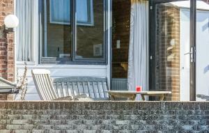 a table and chairs sitting outside of a house at Pimpernel2 in Bergen aan Zee