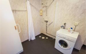 ein Bad mit einer Waschmaschine und einer Dusche in der Unterkunft Beautiful Home In Karlsviken With Kitchen 