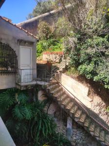 un conjunto de escaleras que conducen a un edificio con una puerta blanca en La Casa Del Nonno, en Monreale