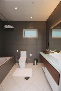 Koupelna v ubytování eStay Hotel