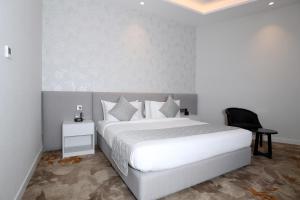 Postel nebo postele na pokoji v ubytování eStay Hotel