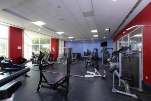 Fitness centrum a/nebo fitness zařízení v ubytování eStay Hotel