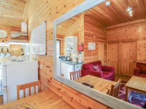 a kitchen and dining room in a log cabin at Chalet Lodge Bunks L1 in Ilfracombe