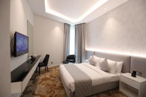 TV a/nebo společenská místnost v ubytování eStay Hotel