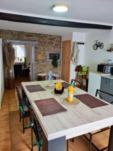 einen großen Holztisch in einem Zimmer mit Küche in der Unterkunft Maison de 2 chambres avec terrasse a Deville in Deville