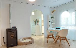 ein weißes Zimmer mit einem Tisch, einem Tisch und Stühlen in der Unterkunft Stunning Apartment In Puerto De Sagunto in Puerto de Sagunto