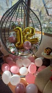 un mazzo di palloncini con un numero dorato in una gabbia di Къща за гости Рупите , Guest House Relax Rupite a Rupite