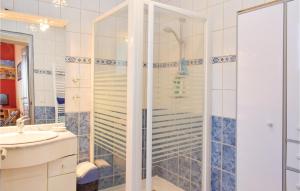 ein Badezimmer mit Dusche und Waschbecken in der Unterkunft Nice Home Saint Germain in Saint-Germain-sur-Ay + 15 Fotos