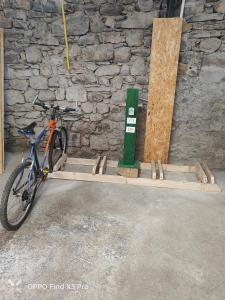 ein Fahrrad, das vor einer Steinmauer geparkt ist in der Unterkunft Ca del tita in Capo di Ponte