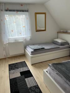 sypialnia z 2 łóżkami i lustrem w obiekcie Wohnung im 2 Familienhaus w Dortmundzie