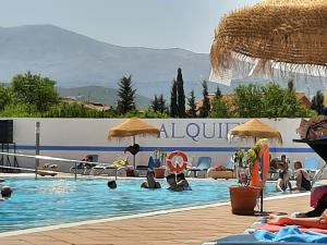 un grupo de personas en una piscina en Appartement Sierra Nevada Spanje, en Alquife