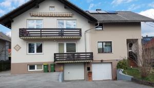 una casa con dos puertas de garaje en una entrada en Mici's Apartments, en Visoko