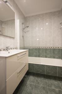 Kúpeľňa v ubytovaní Olas de Ondarreta - Local Rentss + 25 fotografií