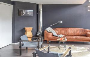 sala de estar con sofá de cuero y sillas en Kapeltuin en Hoorn