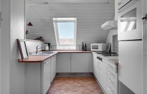 Ett kök eller pentry på Stunning Apartment In Allingbro With Wifi