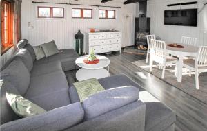 ein Wohnzimmer mit einem Sofa und einem Tisch in der Unterkunft Pet Friendly Home In Hishult With House A Panoramic View in Hishult