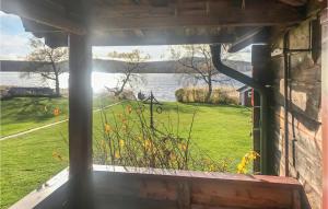 StrandにあるBeautiful Home In Botolfsbo With Saunaの水の見える家の窓