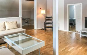 ein Wohnzimmer mit einem Sofa und einem Glastisch in der Unterkunft Stunning Home In Torpshammar With Kitchen in Torpshammar