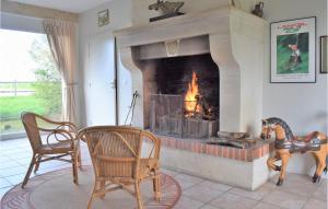 Posedenie v ubytovaní 6 Bedroom Stunning Home In Janville