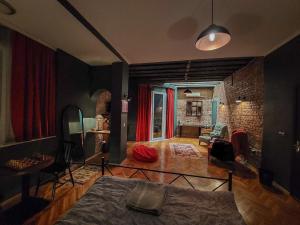 Postel nebo postele na pokoji v ubytování Prishtina Center Hostel