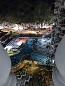 een uitzicht over een zwembad in de nacht bij Hanizz Vacation Home in Kampong Bukit Darat