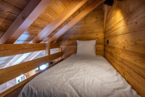 Voodi või voodid majutusasutuse Les chalets d'Éléna toas
