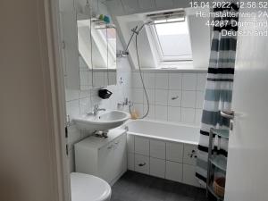 W łazience znajduje się umywalka, toaleta i wanna. w obiekcie Wohnung im 2 Familienhaus w Dortmundzie