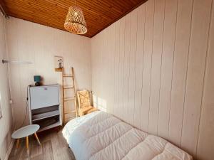 - une chambre avec un lit et une télévision dans l'établissement Maison de la plage, charme et soleil, à Saint-Jean-de-Monts