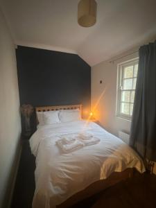 a bedroom with a bed with two towels on it at Peaceful 1 Bedroom Flat near Highbury and Islington in London