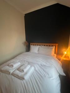 a bedroom with a bed with two towels on it at Peaceful 1 Bedroom Flat near Highbury and Islington in London