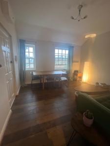 a living room with a table and a couch at Peaceful 1 Bedroom Flat near Highbury and Islington in London