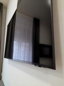 telewizor z płaskim ekranem wiszący na ścianie w obiekcie City Center Main Square Apartments Zagreb w Zagrzebiu