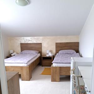 1 dormitorio con 2 camas y 2 mesas en Sobe ROOMS TEA, en Buje