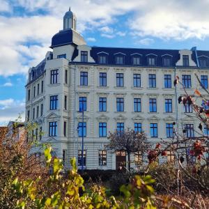 un grande edificio bianco con una cupola in cima di Hotel KAISERHOF a Bitterfeld