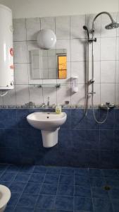 W łazience znajduje się umywalka i prysznic. w obiekcie Къща за гости Алекс w mieście Sinemorec