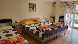 Un pat sau paturi într-o cameră la Къща за гости Алекс