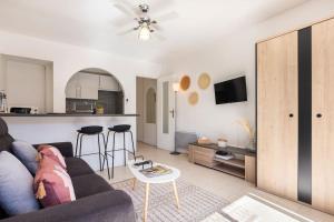 uma sala de estar com um sofá e uma cozinha em Plage, Lumineux, Ensoleillée em Antibes
