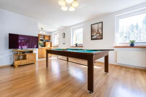 Biliár nebo kulečník v ubytování Apartament Bukowy z bilardem
