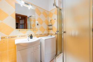 Koupelna v ubytování Apartament Bukowy z bilardem + 30 fotografií