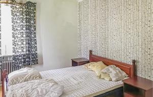 Tempat tidur dalam kamar di Amazing Apartment In Boliden With Kitchen