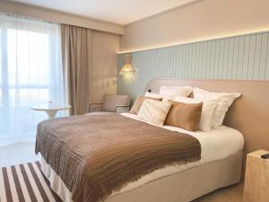 Ein Bett oder Betten in einem Zimmer der Unterkunft Emeria Dinard Thalasso Spa