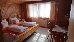 Postel nebo postele na pokoji v ubytování Gasthof Surselva