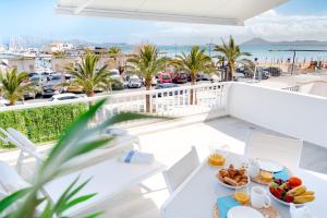 stolik śniadaniowy na balkonie z widokiem na ocean w obiekcie Apartment Veronica-Puerto Pollensa w Port de Pollença
